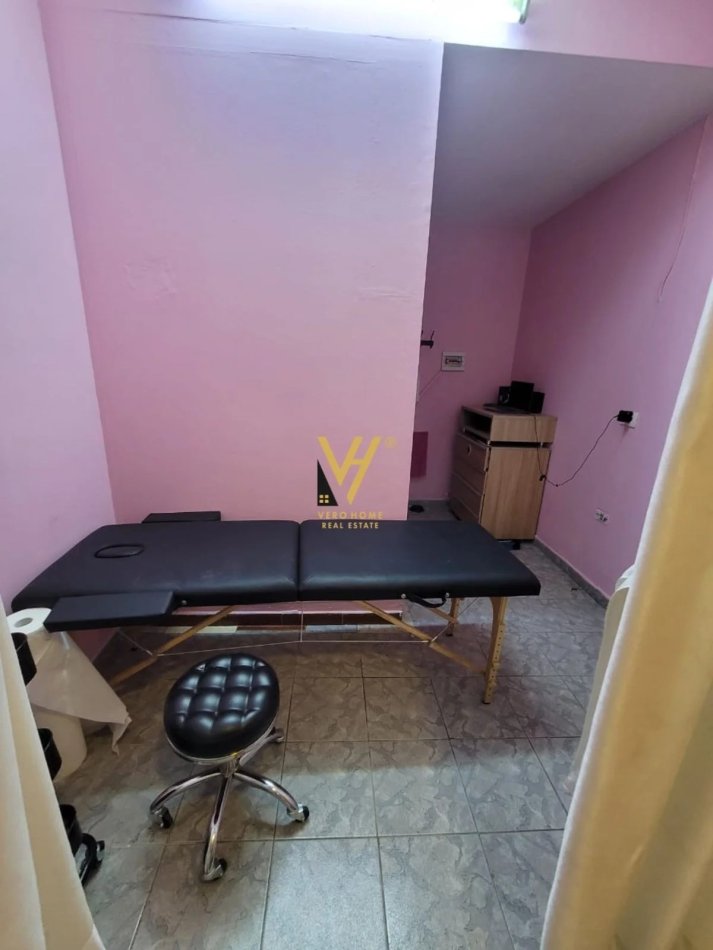 Tirane, jepet me qera dyqan Kati 0, 25 m² 300 € (KOMUNA E PARISIT)
