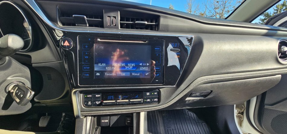 Tirane, shitet makine Toyota Auris Nafte, e bardhë manuale Kondicioner 135.000 km 8.500 €