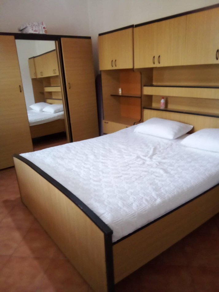 Tirane, jepet me qera apartament 1+1 Kati 2, 80 m² 300 € (PORCELAN)
