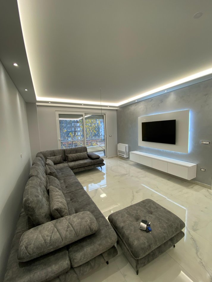 Tirane, jepet me qera 2+1 Kati 3, 90 m² 700 € (fusha aviacionit)