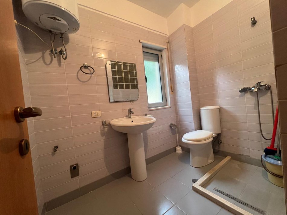 Tirane, jepet me qera apartament 1+1 Kati 1, 400 € (Tek Medreseja)