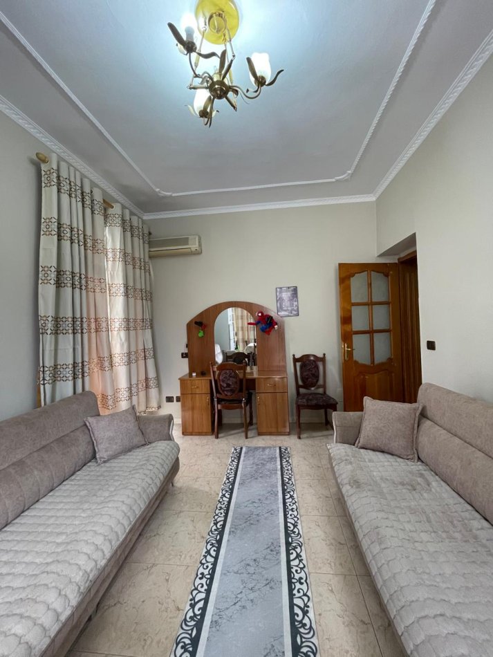 Tirane, jepet me qera 2+1 Kati 3, 85 m² 700 € (Prane Universitetit Ufo)