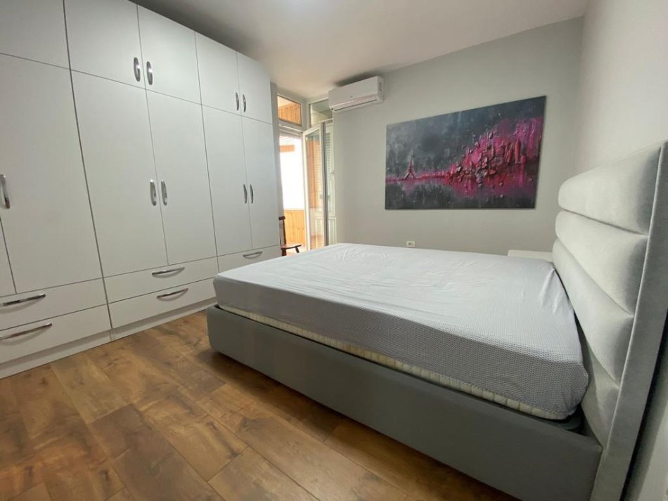 Tirane, jepet me qera super Apartament 2+1 Kati 13, 125 m² 1.100 € (Ish Ekspozita)