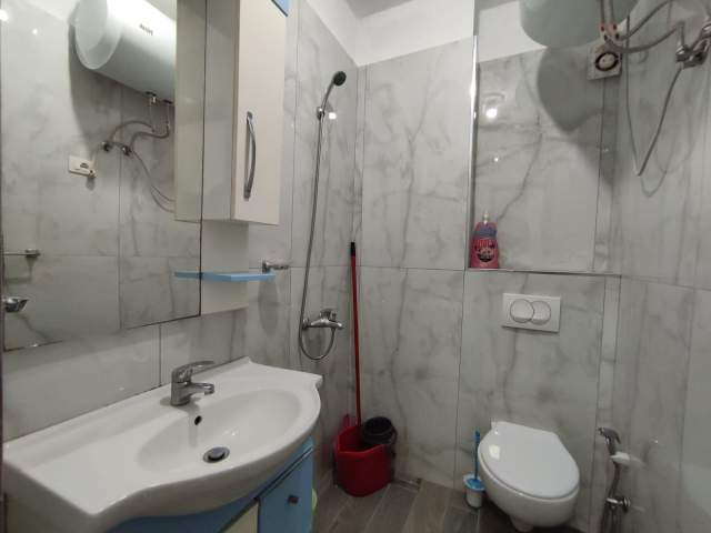 Tirane, jepet me qera apartament 1+1 Kati 3, 40 m² 350 Euro (Rruga barrikadave)
