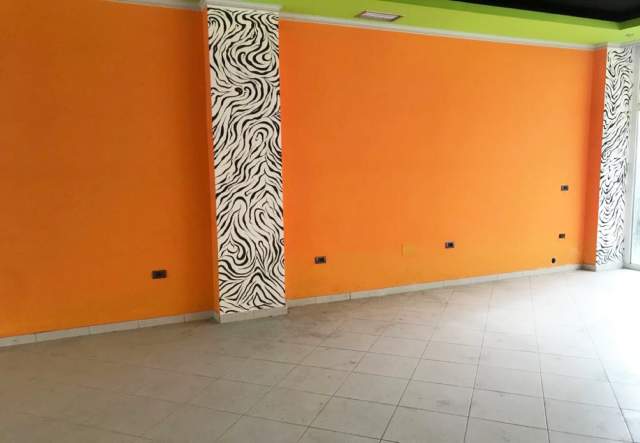 Tirane, jepet me qera ambjent biznesi 88 m² 30.000 Leke