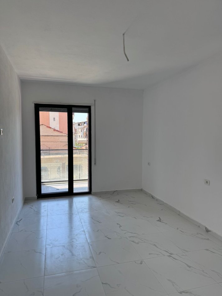 Tirane, shitet apartament 2+1+Ballkon Kati 2, 122 m² 170.000 € (Porcelan . prane uet ,)
