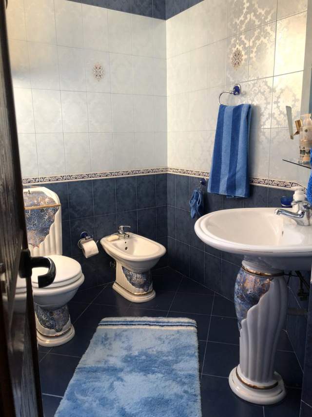 Tirane, jepet me qera Vile 4+1+BLK Kati 3, 300 m² 1.200 Euro (Medreseja)