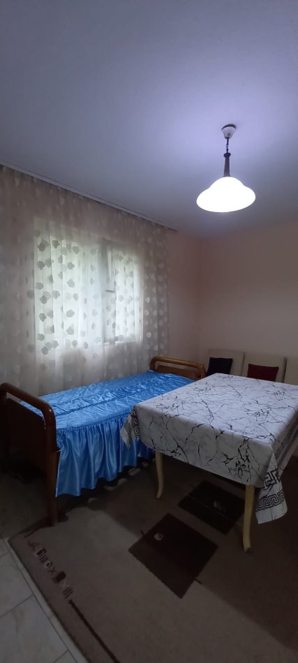 Tirane, jepet me qera apartament 1+1 Kati 1, 400 € (Prane Postes Selite)