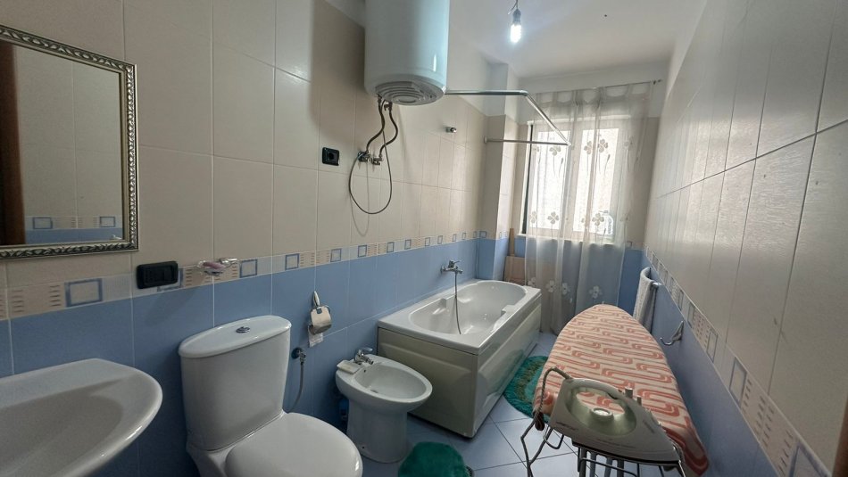 Tirane, jepet me qera apartament 2+1 Kati 3, 108 m² 400 € (Fresk)