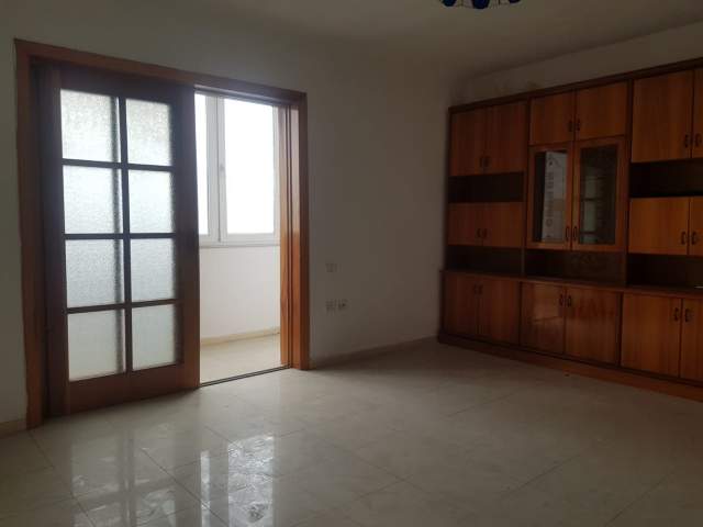 Tirane, jepet me qera apartament 2+1 Kati 4, 75 m² 300 Euro (treni)