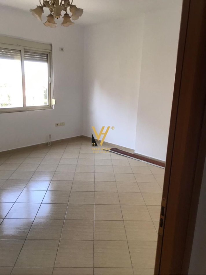 Tirane, jepet me qera zyre Kati 3, 90 m² 650 € (QENDRA KRISTAL)