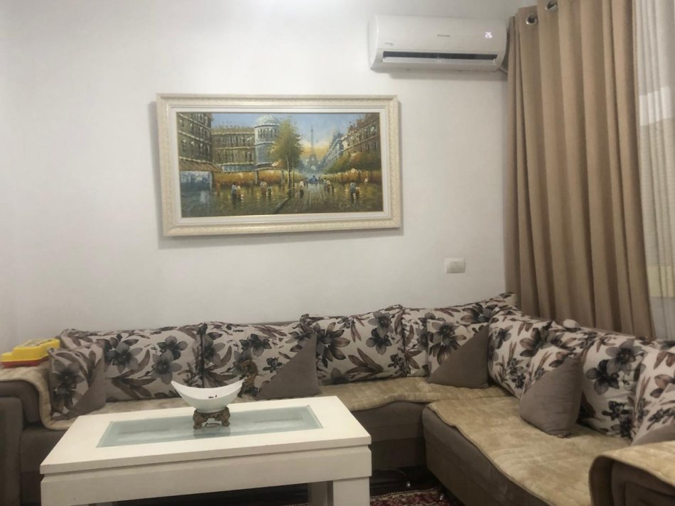 Tirane, jepet me qera apartament 1+1 Kati 4, 70 m² 450 € (5 Maj)
