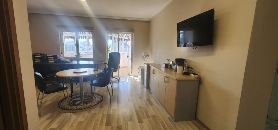 Tirane, jepet me qera apartament 2+1 Kati 11, 145 m² 1.500 € (Bllok)