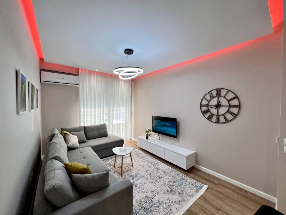 Tirane, jepet me qera apartament 1+1 Kati 2, 71 m² 800 € (komuna e parisit)