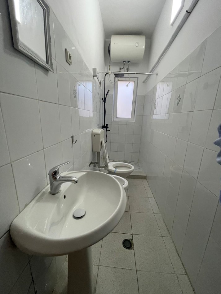 Tirane, jepet me qera apartament 1+1+Ballkon Kati 1, 60 m² 380 € (Rruga Rexhep Jella)