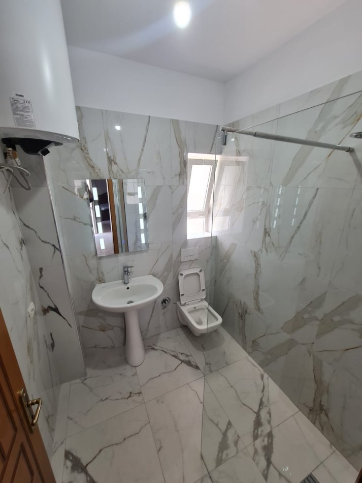 Tirane, jepet me qera apartament 1+1 Kati 2, 60 m² 398 € (Kinostudio)