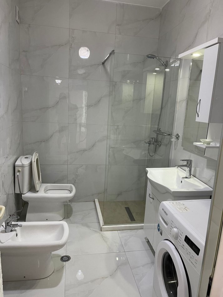 Tirane, jepet me qera apartament 1+1+Ballkon Kati 4, 75 m² 500 € (Rruga e ullishtes)
