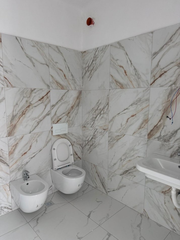 Tirane, shitet apartament 2+1+Ballkon Kati 2, 122 m² 170.000 € (Porcelan . prane uet ,)