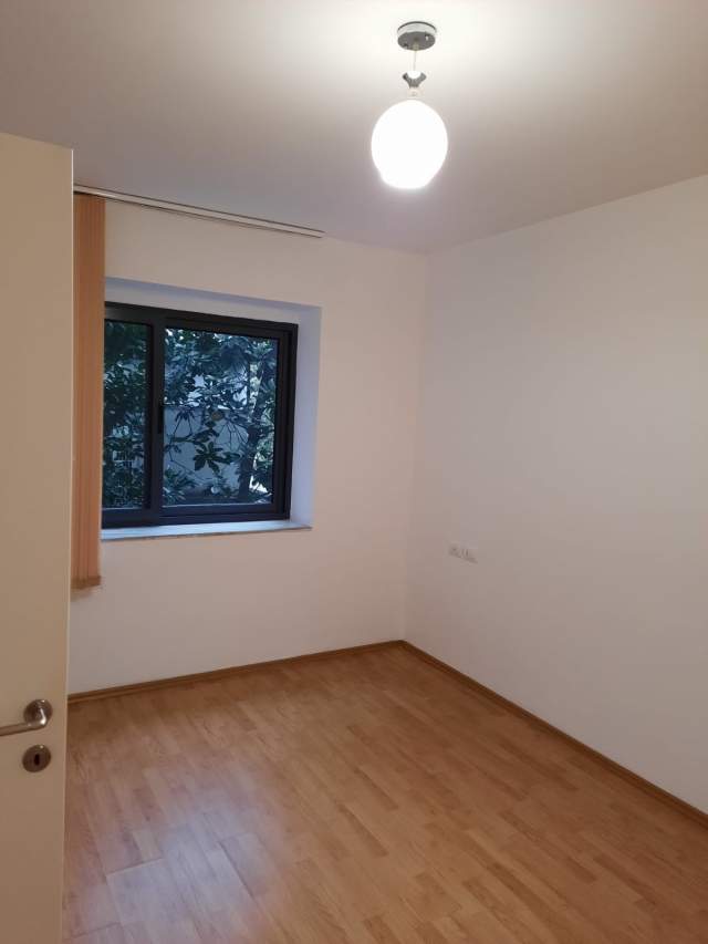 Tirane, jepet me qera ambjent biznesi Kati 2, 100 m² 1.000 Euro (shushica)