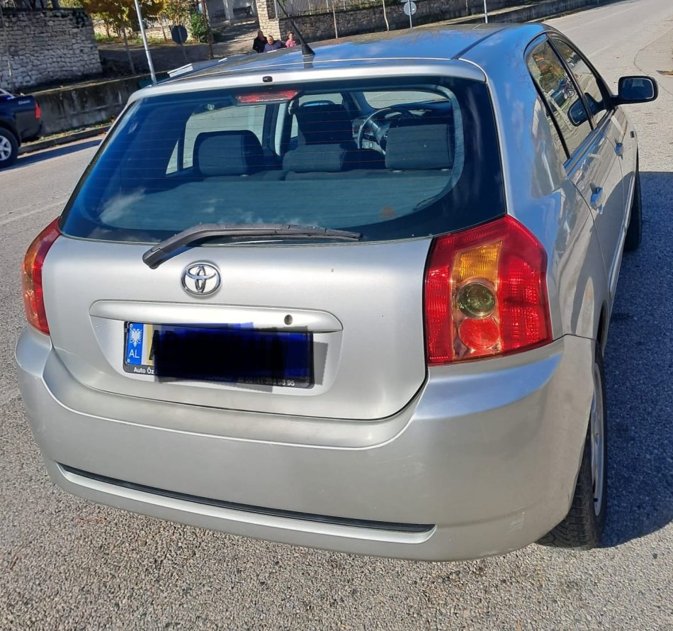 Tepelene, shitet Toyota Corolla.