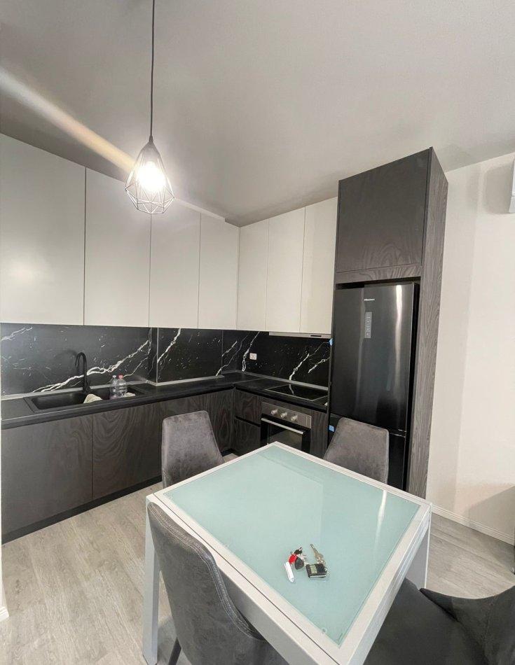 Tirane, jepet me qera apartament 1+1+Ballkon+ Post Parkimi,  Kati 5, 60 m² 550 € (Perball Hipoteks)