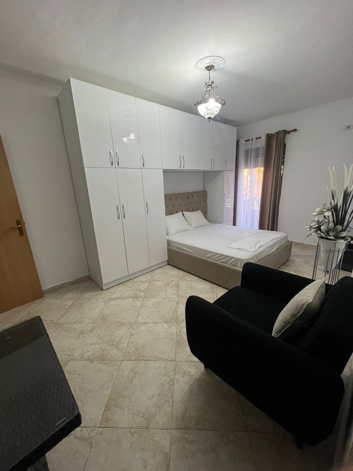 Tirane, jepet me qera apartament 1+1 Kati 3, 60 m² 600 € (Rr.Barrikadave)