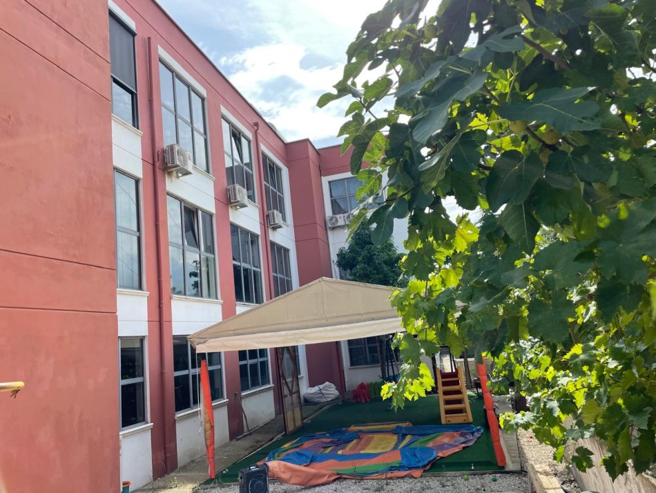 Tirane, jepet me qera ambjent biznesi Kate 2, 2.000 m² 6.500 € (Prush)