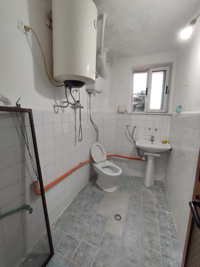 Tirane, jepet me qera apartament 1+1 Kati 3, 55 m² 250 Euro (brryli)