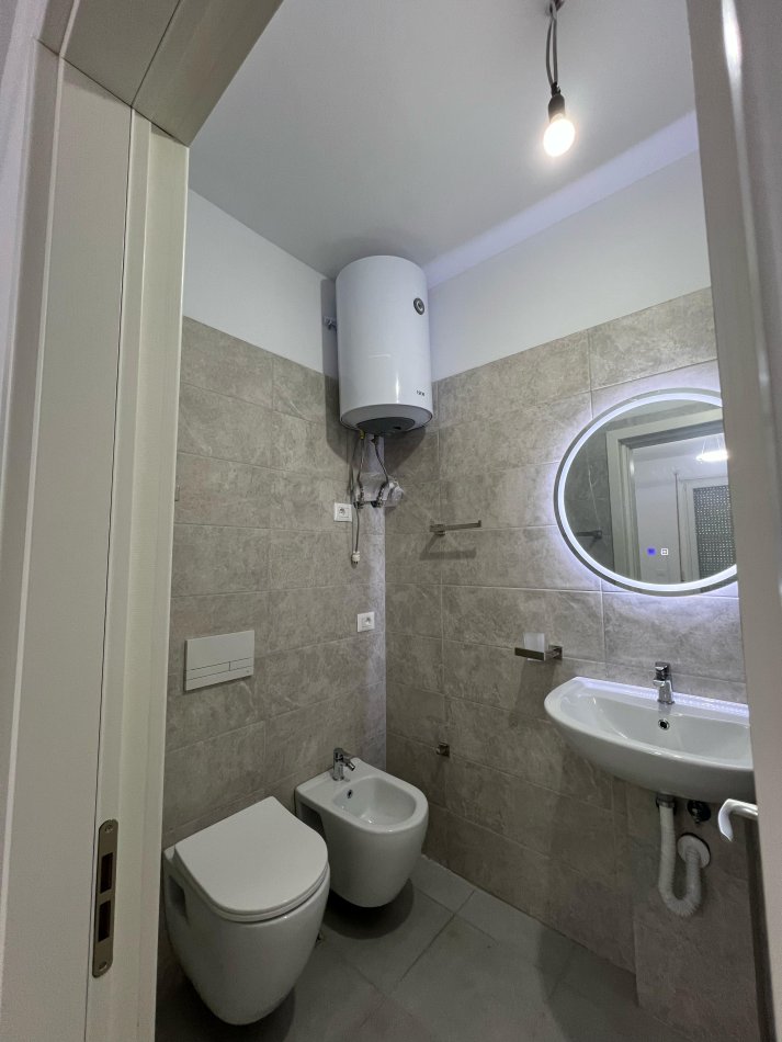 Tirane, jepet me qera apartament 2+1+Ballkon Kati 3, 94 m² 450 € (Gryka Kacanikut Univers City I Sapomobiluar)