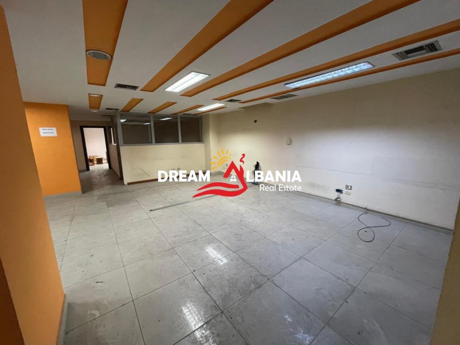 jepet me qera , 350 m² 2.500 € (Stadiumi Dinamo)