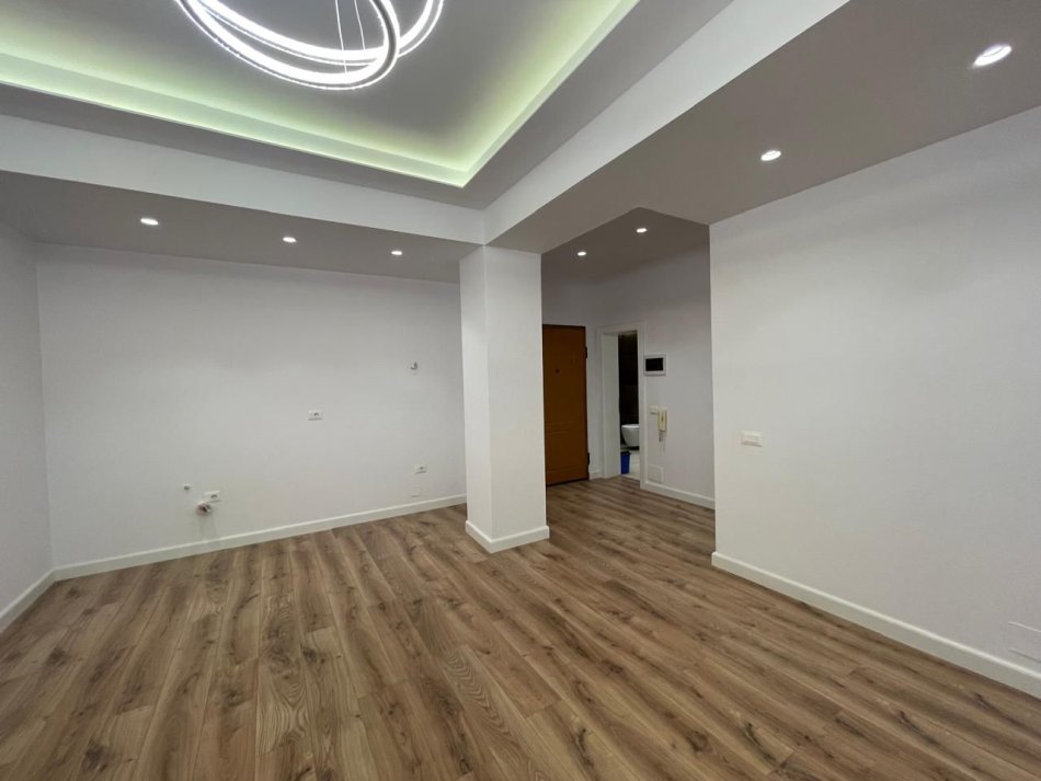 Tirane, shitet apartament 2+1+Ballkon Kati 10, 101 m² 212.000 € (Prane qendres Globe)