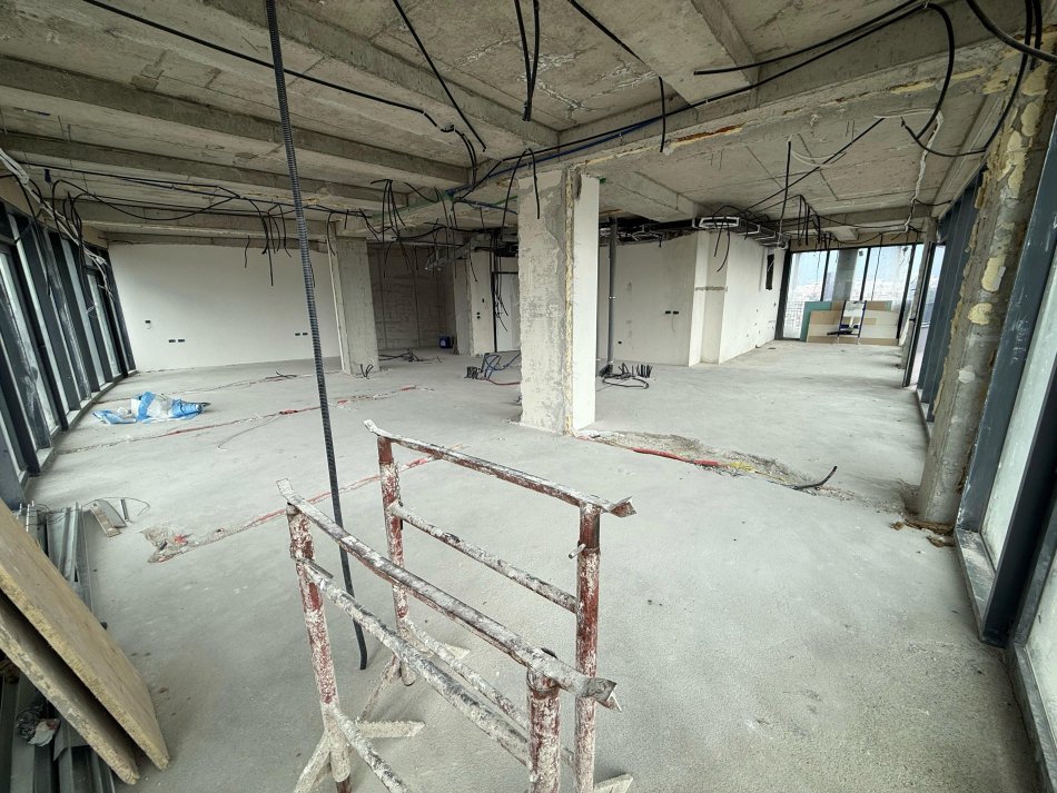 Tirane, jepet me qera ambjent biznesi Kati 15, 190 m² 5.000 € (liqeni artificial)