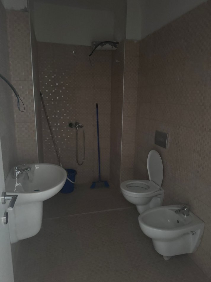 Tirane, jepet me qera apartament 1+1+Ballkon Kati 11, 70 m² 350 € (rruga Bedri Karapici)
