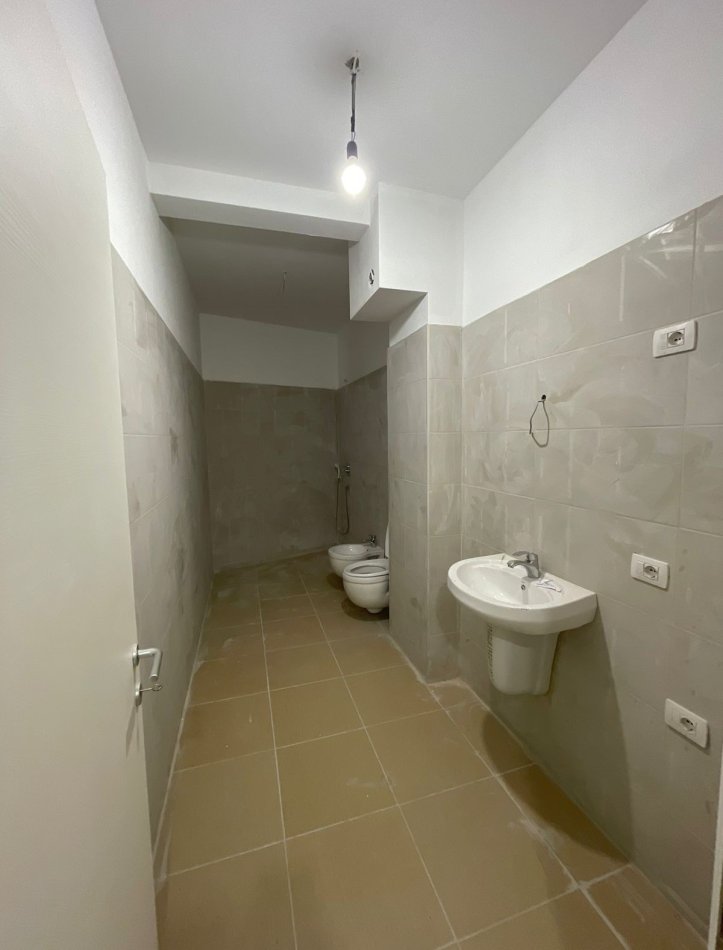 Shqiperi, shitet apartament 2+1 Kati 1, 94 m² 222.075 € (Rruga e Barrikadave)