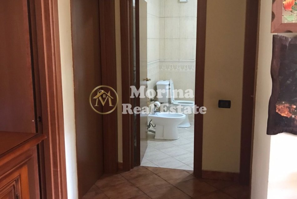 Tirane, jepet me qera apartament 3+1 Kati 3, 155 m² 700 € (Komuna Parisit)