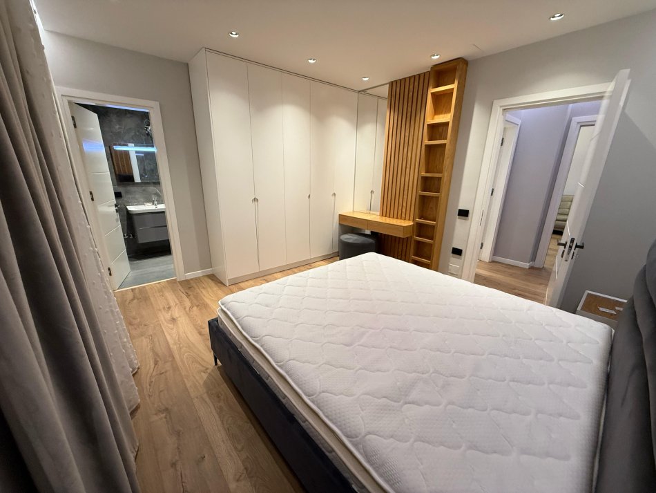 Tirane, jepet me qera 2+1 Kati 3, 100 m² 800 € (astir)