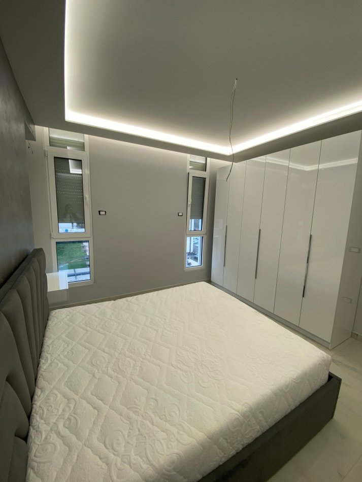 Tirane, jepet me qera 2+1 Kati 3, 90 m² 700 € (fusha aviacionit)