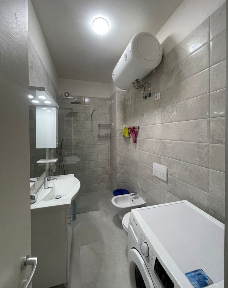 Tirane, jepet me qera apartament 1+1+Ballkon+ Post Parkimi,  Kati 5, 60 m² 550 € (Perball Hipoteks)