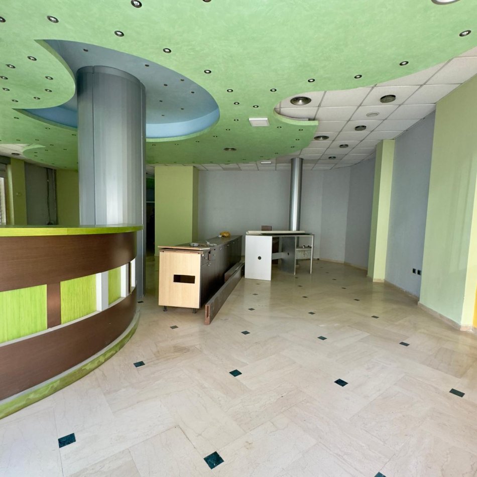 Tirane, jepet me qera ambjent biznesi Kati 0, 215 m² 2.700 € (qender tirane)