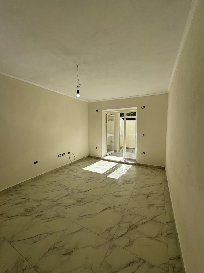 Tirane, jepet me qera apartament 1+1 Kati 0, 80 m² 600 € (Irfan Tomini)