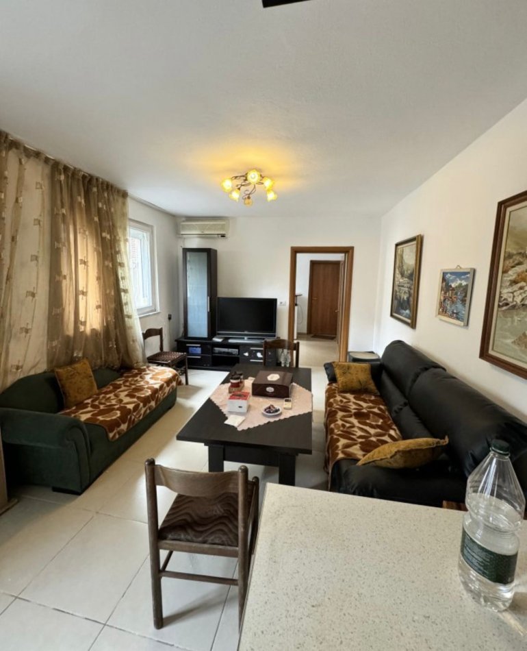 Tirane, jepet me qera apartament 4+1 Kati 1, 200 m² 750 € (Brryli)