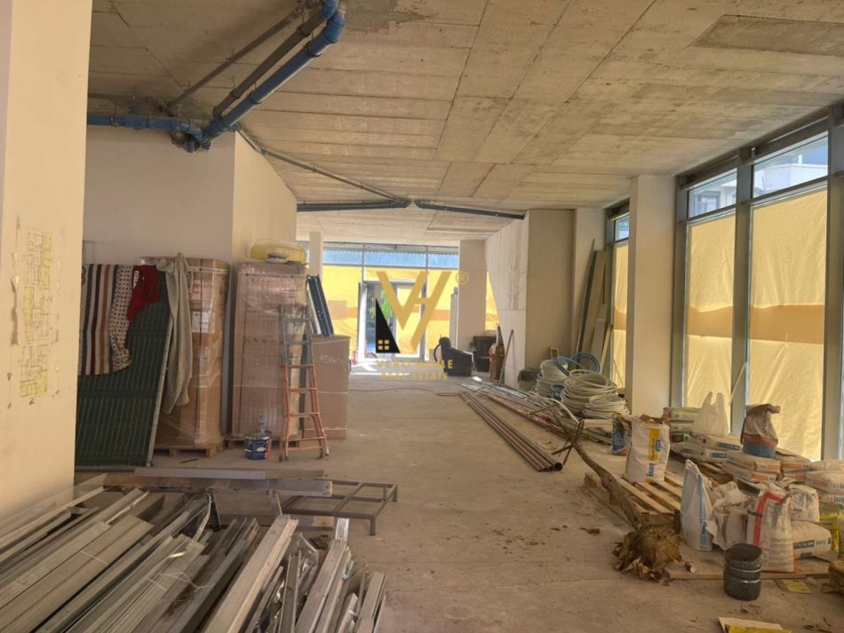 Tirane, shitet dyqan Kati 0, 376 m² 3.384.000 € (RRUGA E ELBASANIT)