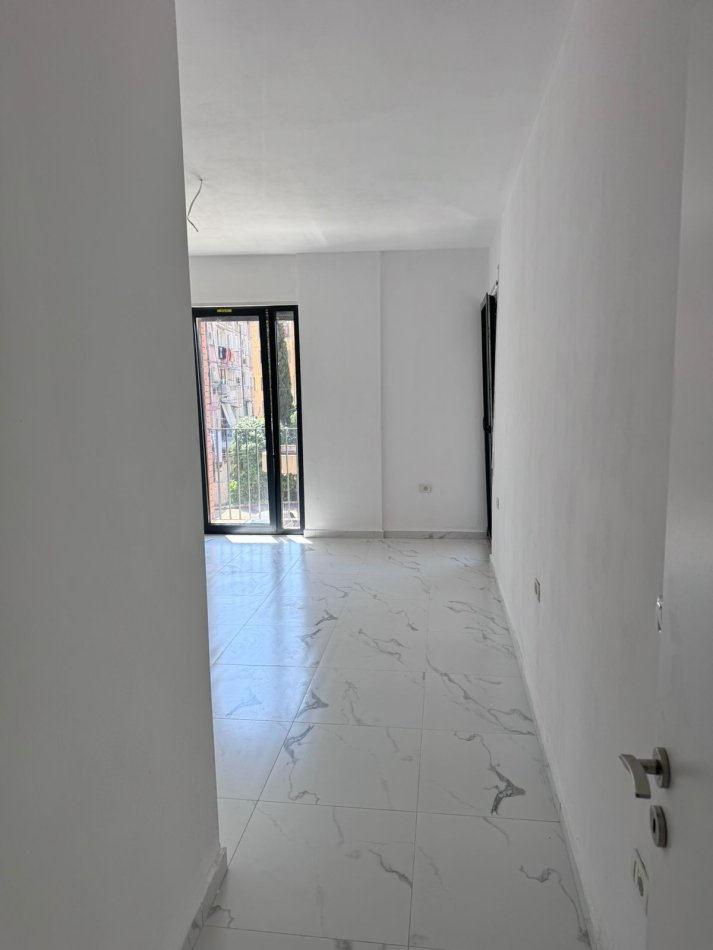 Tirane, shitet apartament 2+1+Ballkon Kati 2, 122 m² 170.000 € (Porcelan . prane uet ,)