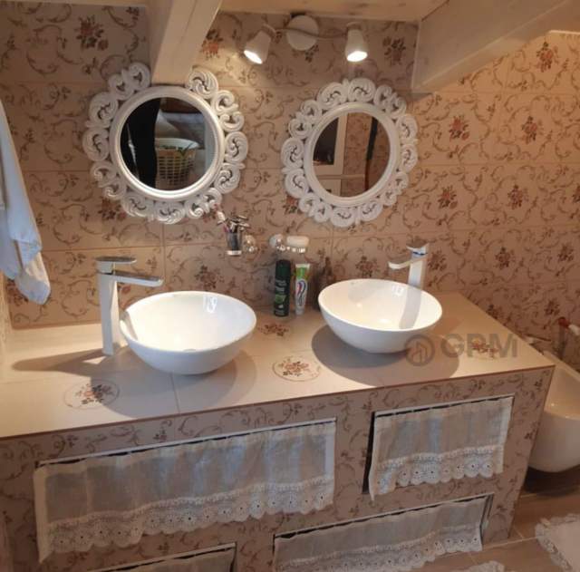 Tirane, shitet Vile 2 Katshe , 140 m² 200.000 Euro ne Surrel .