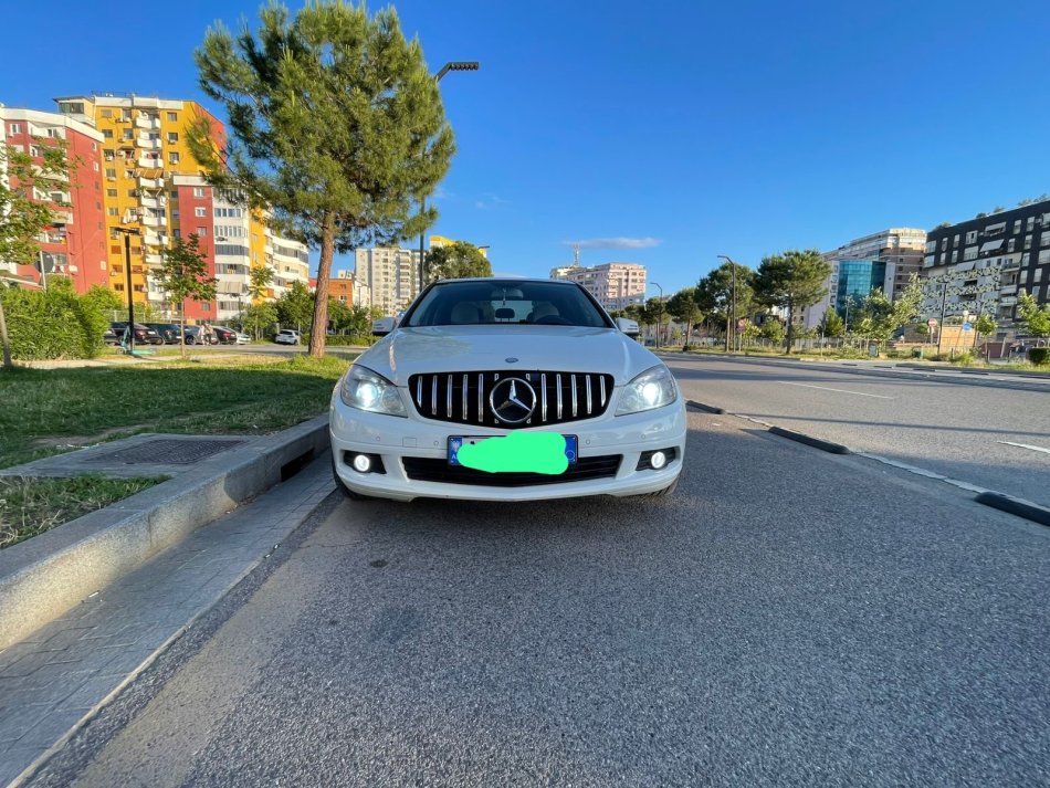 Tirane, shitet makine Mercedes Benz Nafte, e bardhë manuale Klima 210 km 6.500 €