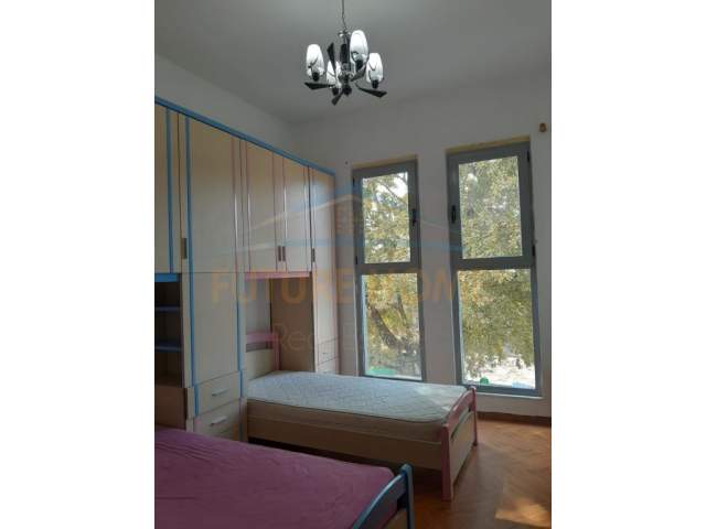 Tirane, jepet me qera apartament 2+1 Kati 1, 115 m² 450 Euro (Unaza e Re)