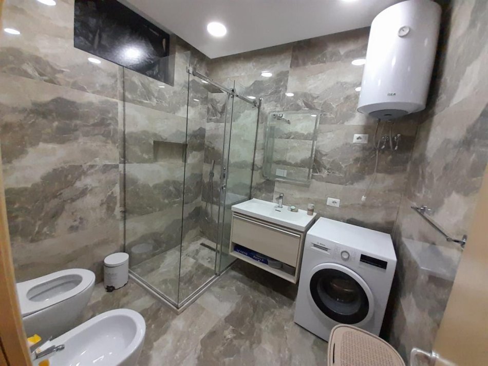 Tirane, jepet me qera apartament 2+1+Ballkon Kati 3, 117 m² 550 € (Fresk ,prane Restorant Fresku)