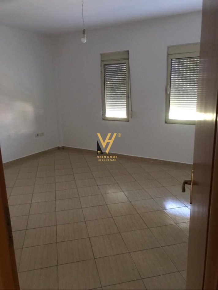 Tirane, jepet me qera zyre Kati 3, 90 m² 650 € (QENDRA KRISTAL)