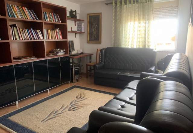 Tirane, jepet me qera apartament 2+1+BLK Kati 4, 80 m² 450 Euro (pallati i telebingos)