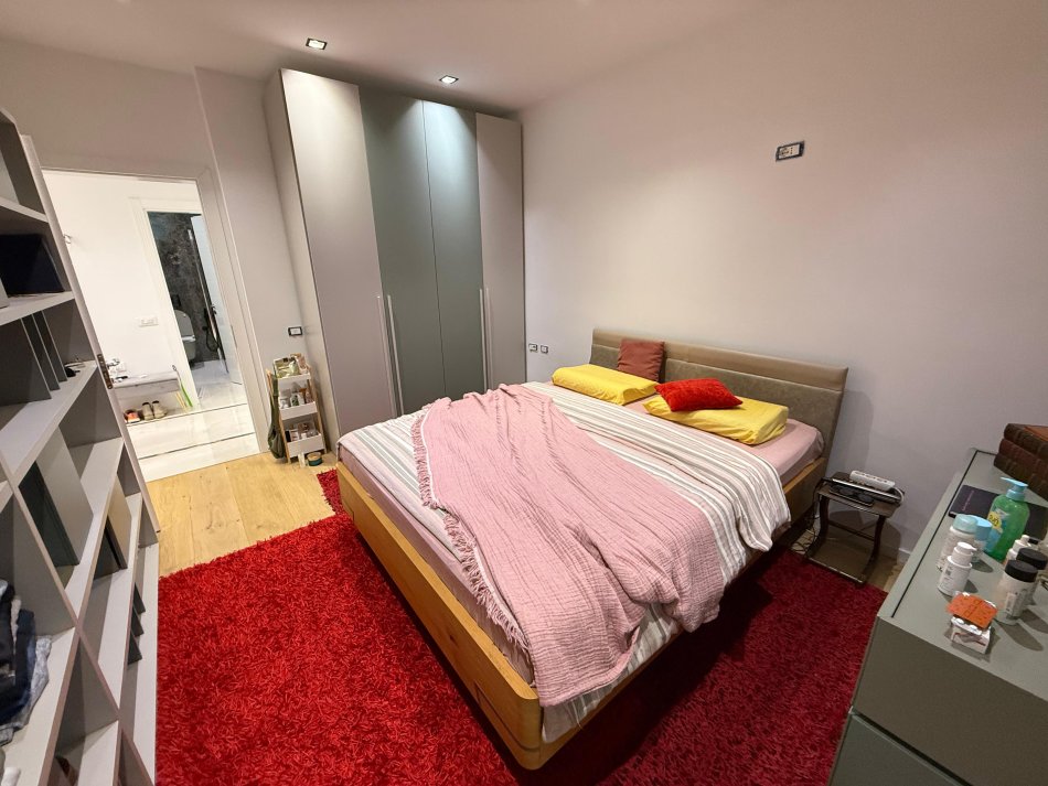 Tirane, jepet me qera apartament 2+1 Kati 3, 95 m² 800 € (qender, prane postes)